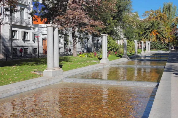 Parque da cidade na Avenida Recoletos. Madrid, Espanha — Fotografia de Stock