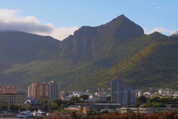 City at mountain foot. Port Louis, Mauritius, Africa — Stock Photo, Image