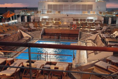 Gün batımında cruise liner havuz güverte