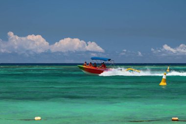 Denizde yürüyen bir tekne. Trou aux Bishes, Mauritius