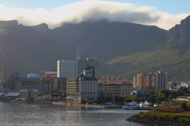 Şehir ve dağ sırtı kıyısında. Port Louis, Mauritius