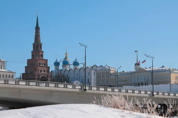 Bro genom floden Kazanka och Suyumbike Tower. Kazan, Ryssland — Stockfoto