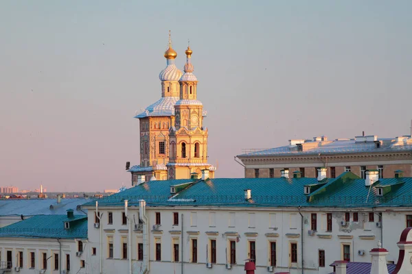 Torres Bell da Catedral de Pedro e Paulo e telhados da cidade. Kazan, Rússia — Fotografia de Stock