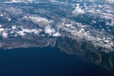 Adriyatik Denizi ve Sahili karla kaplı dağlar, havadan fotoğraf ile. Novi Vinodolski, Povile, Klenovica, Hırvatistan