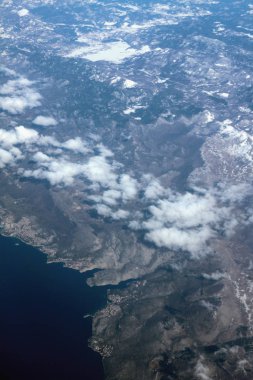 Karla kaplı dağlık arazi ve deniz kenarı, hava fotoğrafı. Novi Vinodolski, Povile, Klenovica, Hırvatistan