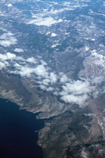 Karla kaplı dağlık arazi ve deniz kenarı, hava fotoğrafı. Novi Vinodolski, Povile, Klenovica, Hırvatistan — Stok fotoğraf