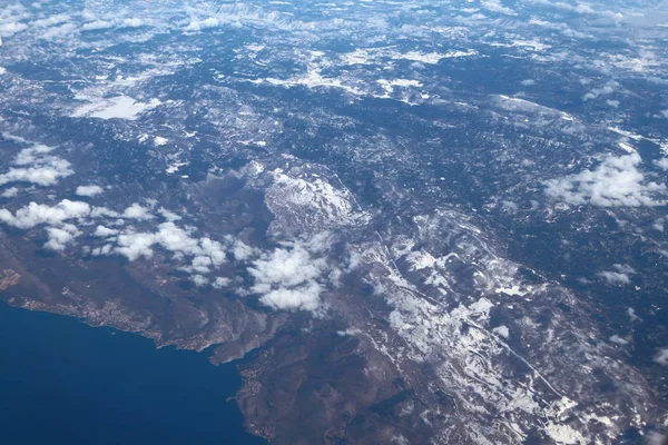 Terreno collinare innevato e costa adriatica, fotografia aerea. Croazia — Foto Stock