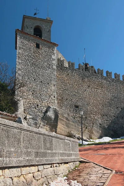 Tour angulaire et mur du château médiéval. Guaita, Saint-Marin — Photo