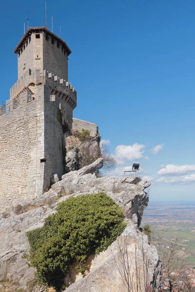 Věž tvrze na skále. Guaita, San Marino — Stock fotografie