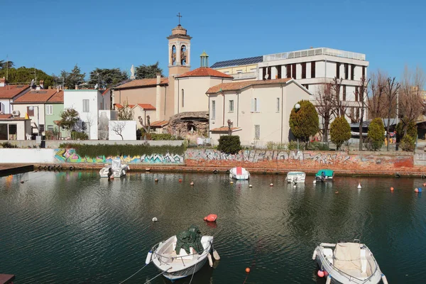 Canal da cidade e Igreja Católica Romana em terra. San Giuliano, Rimini, Itália — Fotografia de Stock