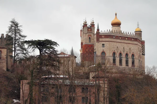 Tours du château de Rocchetta Mattei. Riola, Bologne, Emilie-Romagne, Italie — Photo