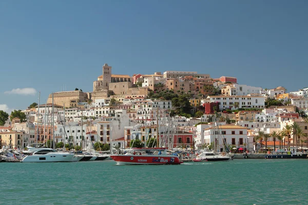 Yat Limanı ve müstahkem şehir kıyıya. Ibiza, İspanya — Stok fotoğraf