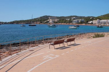 Körfezi'ne bakan ve yatlara Park rekreasyon alanı. San Antonio, Ibiza, İspanya