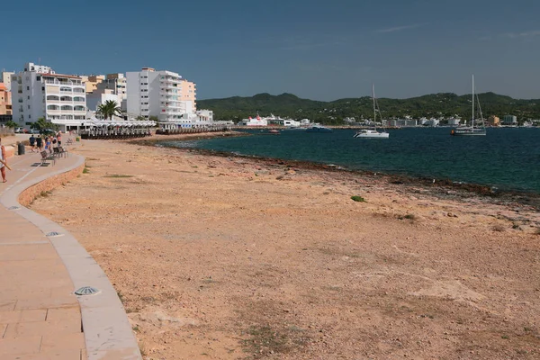 Costa del mar, paseo marítimo, resort. San Antonio, Ibiza, España —  Fotos de Stock