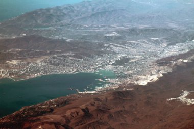 Dağlık sahillerdeki körfez ve kasaba manzaraları, hava fotoğrafçılığı. Novorossiysk, Rusya