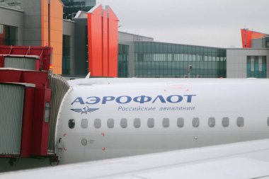 Moskova, Rusya - 22 Ekim 2019: Sheremetyevo havaalanında Aerobridge 'de uçak