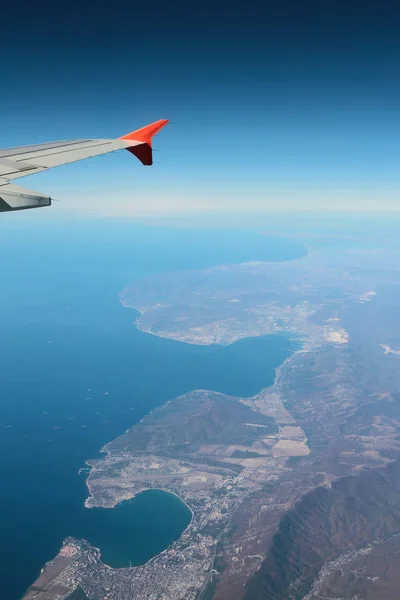 在高加索黑海海岸的飞机翼下 进行航拍 Gelendzhik Novorossiysk 俄罗斯 — 图库照片