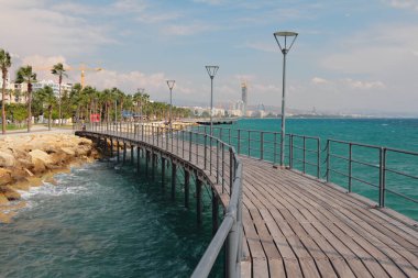 Şehir seti üzerinde yürüyen köprü. Limasol, Kıbrıs