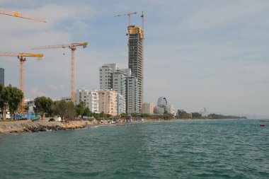 Deniz kıyısında modern inşaat. Limasol, Kıbrıs