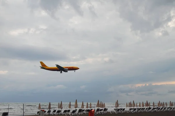 Larnaca Cyprus Oct 2019 Plane Comes Land Beach — Stock Photo, Image