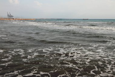 Huzursuz deniz tatil köyünde. Larnaka, Kıbrıs