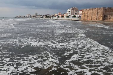 Ortaçağ kalesi ve deniz kıyısındaki kasaba. Larnaka, Kıbrıs