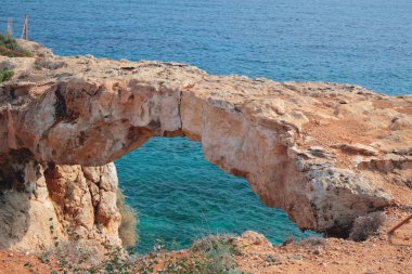 Doğal taş kemeri. Cape Greko, Agia Napa, Kıbrıs