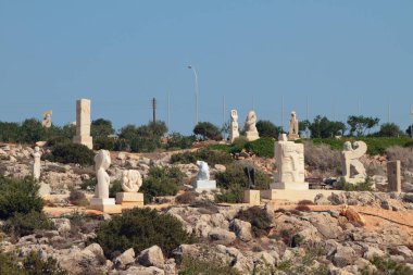 Agia Napa, Kıbrıs - 26 Ekim 2019: Dağlık yamaçtaki heykel parkı