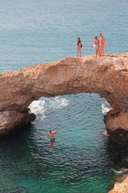 Agia Napa, Kıbrıs - 26 Ekim 2019: İnsanlar kayadan denize atlıyor