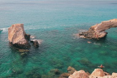 Denizde kayalar. Agia Napa, Kıbrıs