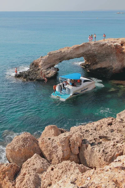 Agia Napa Kypr Října 2019 Procházková Loď Vedle Skalního Oblouku — Stock fotografie