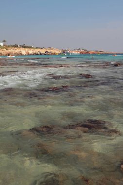 Sahilde sallanan popo. Agia Napa, Kıbrıs