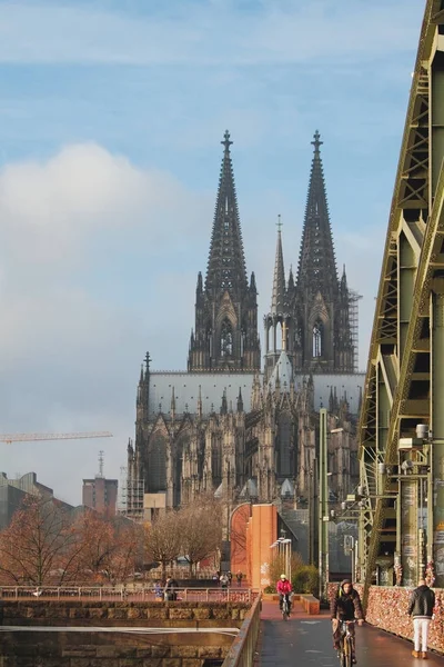 Κολωνία Γερμανία Ιαν 2020 Ποδήλατο Πεζογέφυρα Και Καθεδρικός Ναός — Φωτογραφία Αρχείου