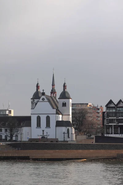 Kościół Rein River Embankment Kolonia Niemcy — Zdjęcie stockowe