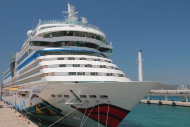 İbiza, İspanya - Haziran 03, 2019: Limana demir atmış yolcu gemisi