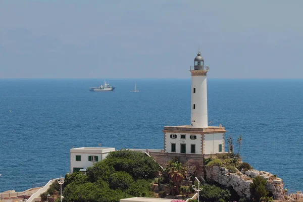 岩だらけの海岸と海の灯台 スペインのイビサ島 — ストック写真