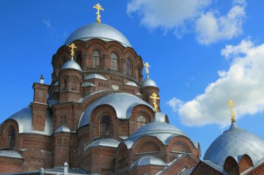 Büyük bir kırmızı tuğla katedrali. Sviazhsk Adası, Tataristan, Rusya