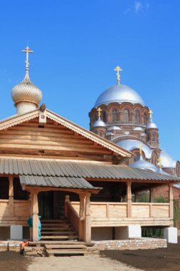 Tahta Üçlemeci Kilisesi ve taş katedral kubbesi. Sviyazhsk Adası, Tataristan