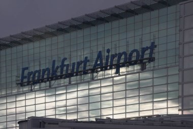 Frankfurt am Main, Almanya - 10 Ocak 2020: İskeleli hava terminali binası cephesi