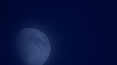 Gökyüzünde Güzel Ay 'la Karanlık Gece