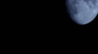 Gökyüzünde Güzel Ay 'la Karanlık Gece