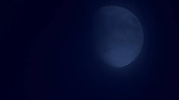 漆黑的夜晚 美丽的月亮在天空中 — 图库照片