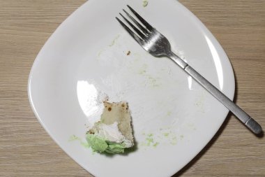 Bir dilim pasta beyaz bir plaka üzerinde