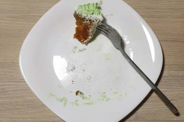 Bir dilim pasta beyaz bir plaka üzerinde