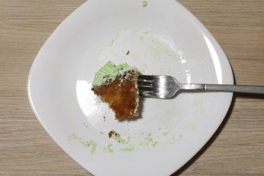 Bir dilim pasta beyaz bir plaka üzerinde