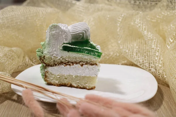 Bir dilim pasta beyaz bir plaka üzerinde