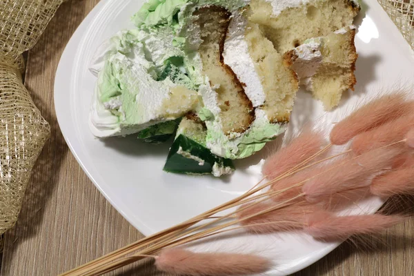 Bir dilim pasta beyaz bir plaka üzerinde