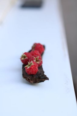 Pencere kenarında ahududu