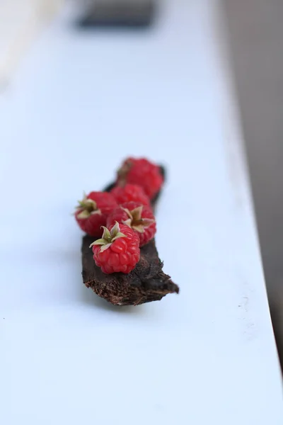 Pencere kenarında ahududu