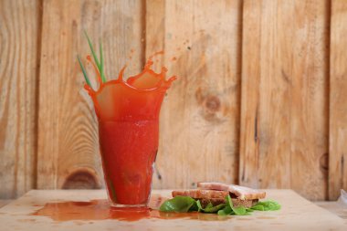 Meyve suyu ve sandviç.